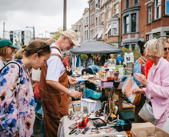 Mensen op de rommelmarkt in het Miljoenenkwartier
