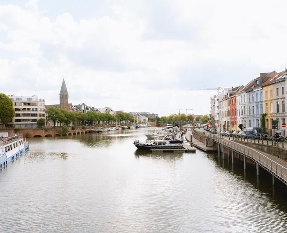 Boten in het water aan Portus Ganda