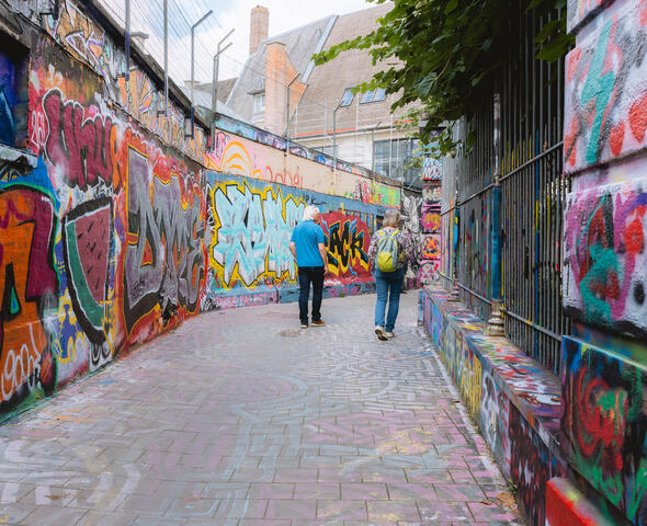 Mensen op wandel in het Graffitistraatje