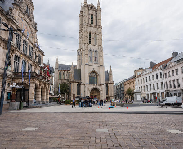 Sint-Baafskathedraal te zien vanop het Sint-Baafsplein 