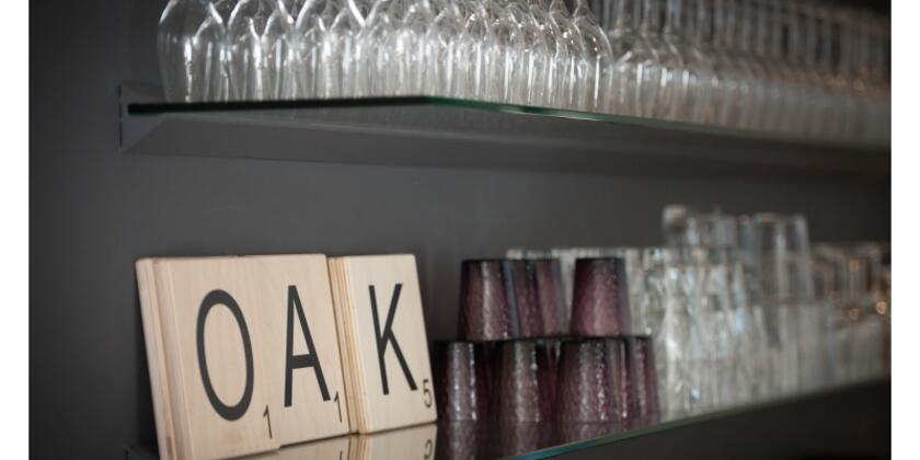 Glazen, houten bordjes met de letters van OAK.