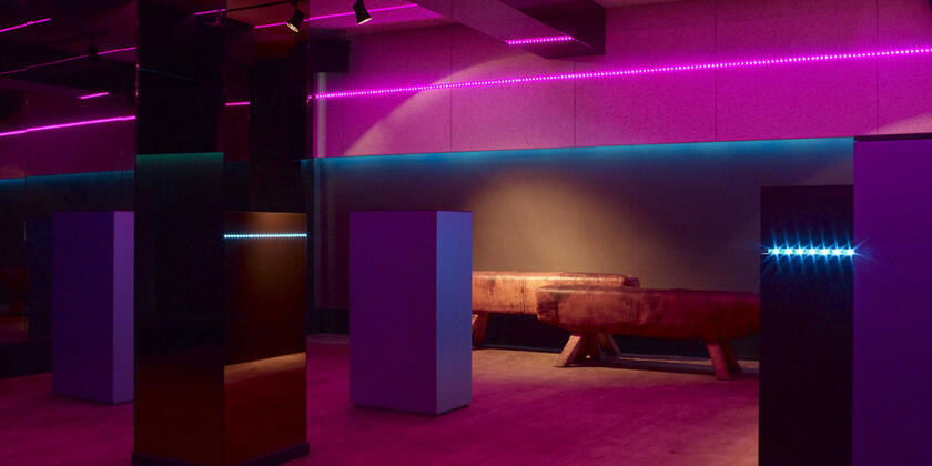 Interieur van club 69, roze verlichting, dansvloer zonder volk.