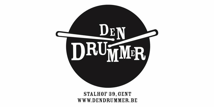 Zwart-wit logo van café Den Drummer met 2 drumsticks op een grote zwarte cirkel.