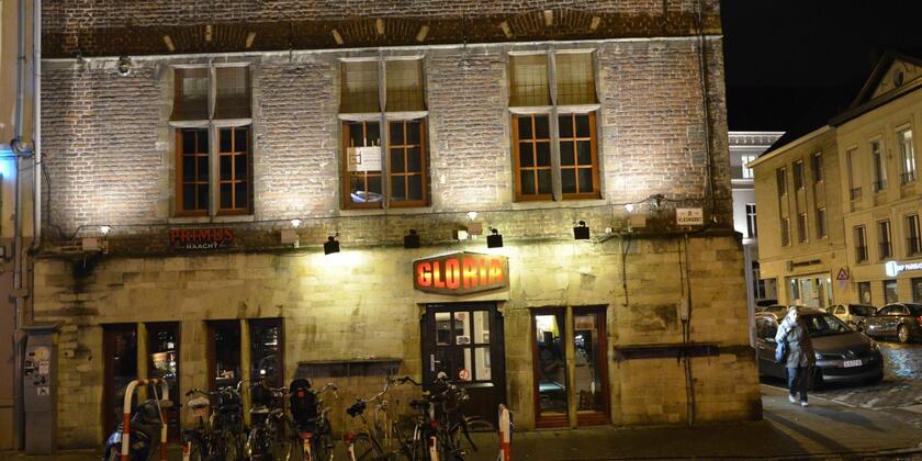 Café Gloria in bleke zandsteen, op de hoek van de Vlasmarkt en de Belfortstraat.