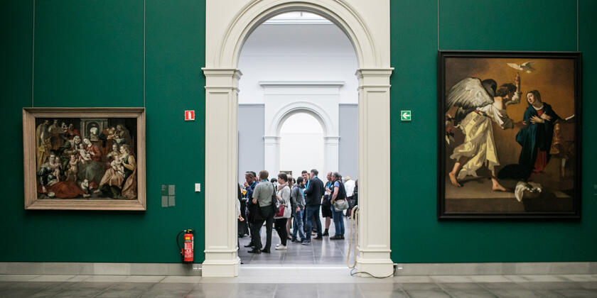 bezoekers nemen deel aan de tentoonstelling
