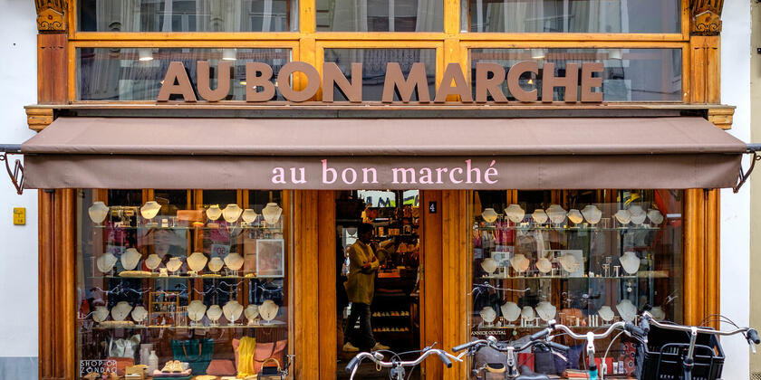 De gevel van geschenkenboetiek Au Bon Marché.