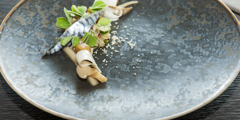 Mooi gedresseerd bord met vis en asperges.