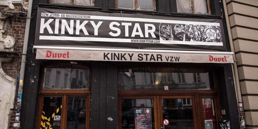 Façade van de bar Kinky Star in zwart-witte letters.