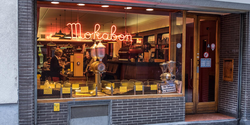 Iconisch koffiehuis in de Donkersteeg met selectie koffiebonen en koffiemolen.