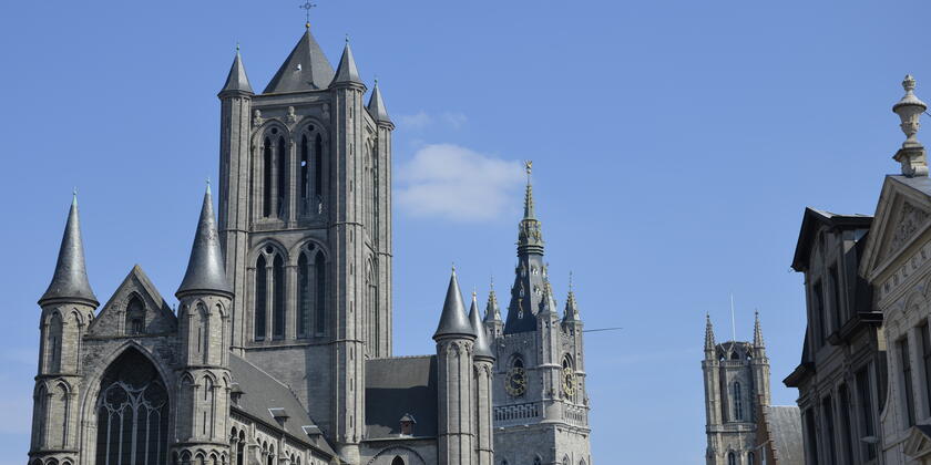 Drie torens van Gent: Sint-Niklaaskerk, Belfort (met klok) en Sint-Baafskathedraal.