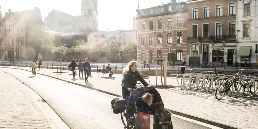 wandelaars en een fietser met een kind in de bakfiets