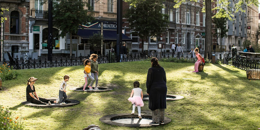 Kinderen spelen in het park