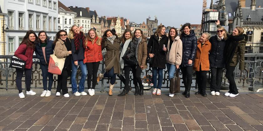 Groep jongedames op de Sint-Michielsbrug