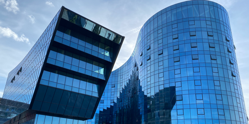 modern gebouw met weerspiegelende glazen buitenkant