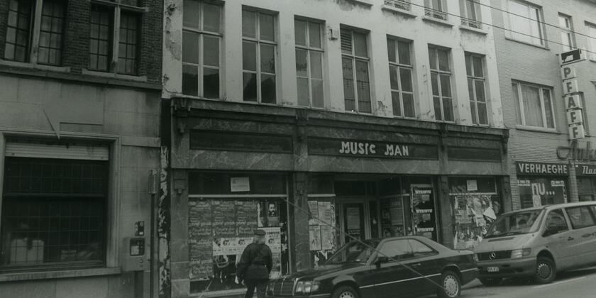 Zwart-wit foto van de gevel van voormalige platenshop Music Man in Gent