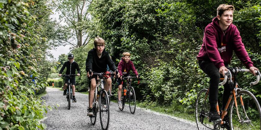 jongeren aan het fietsen in de blaarmeersen