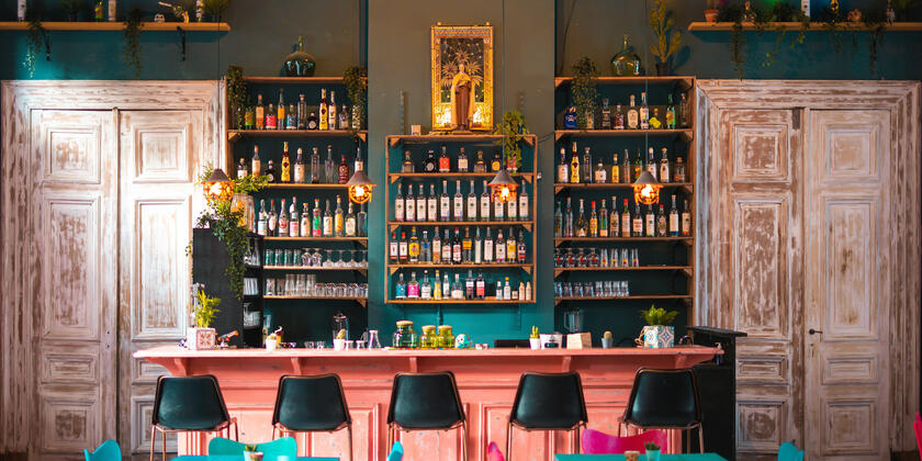 Cocktailbar, in der Sie sitzen und einen Drink genießen können, Informationen über Cocktails, Tequila und Mezcal erhalten.