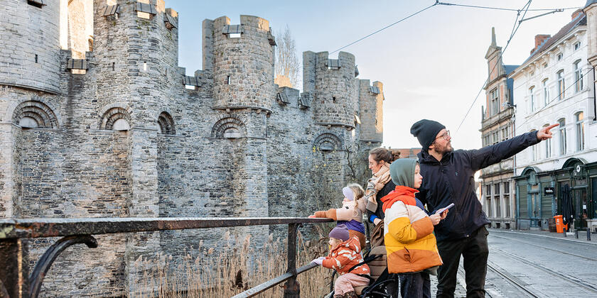 Vader wijst zoon de weg tijdens wandelzoektocht draakje Fosfor