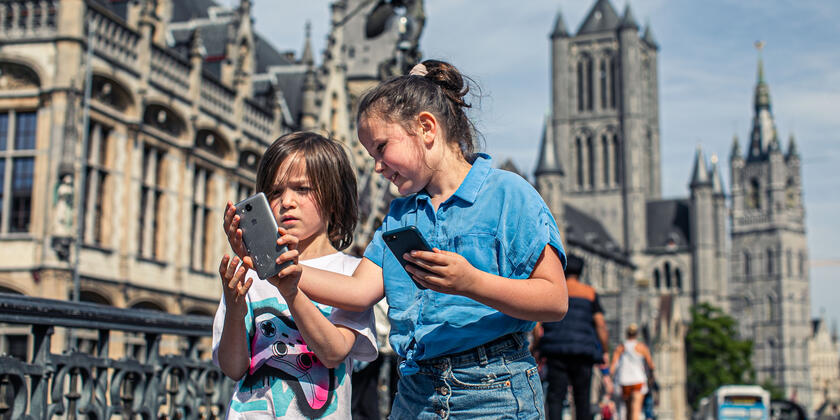 Zwei Kinder mit Smartphone auf der St. Michael's Bridge