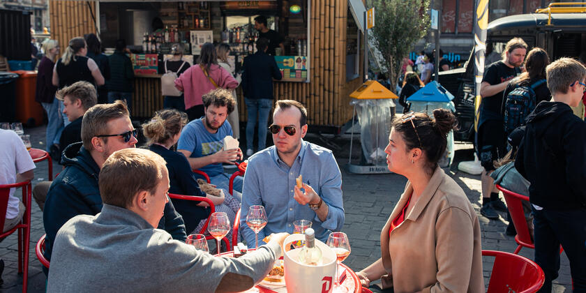 Personas en una mesa durante el Festival Smaakt de Gante