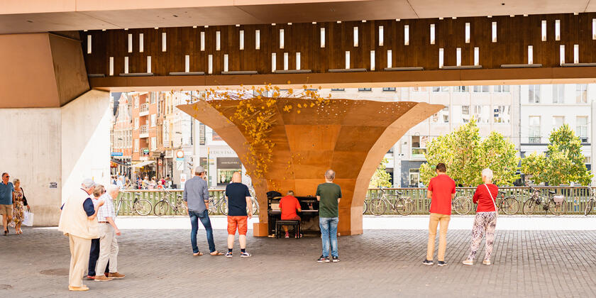 Mann spielt Klavier unter Die Stadthalle