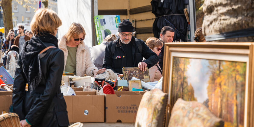 Bezoekers op zoek naar leuke spullen op de rommelmarkt