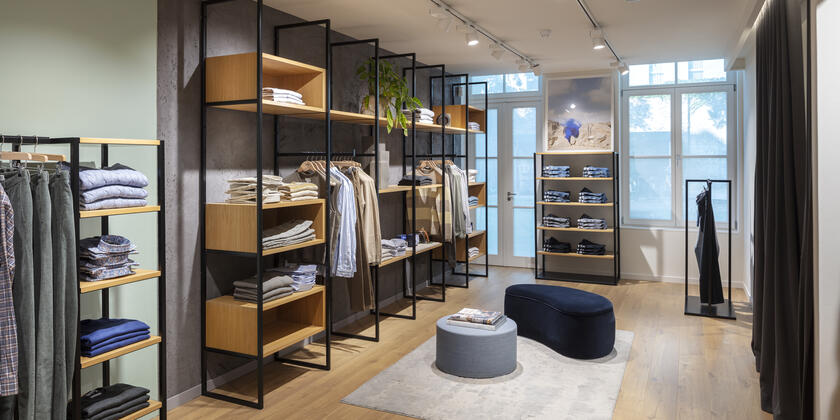 Looking for the men's collection? Discover the men's corner with its own fitting rooms