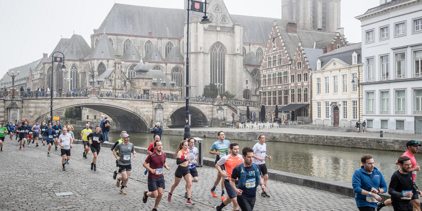 Marathoners on a misty morning on the Graslei in Ghent. 