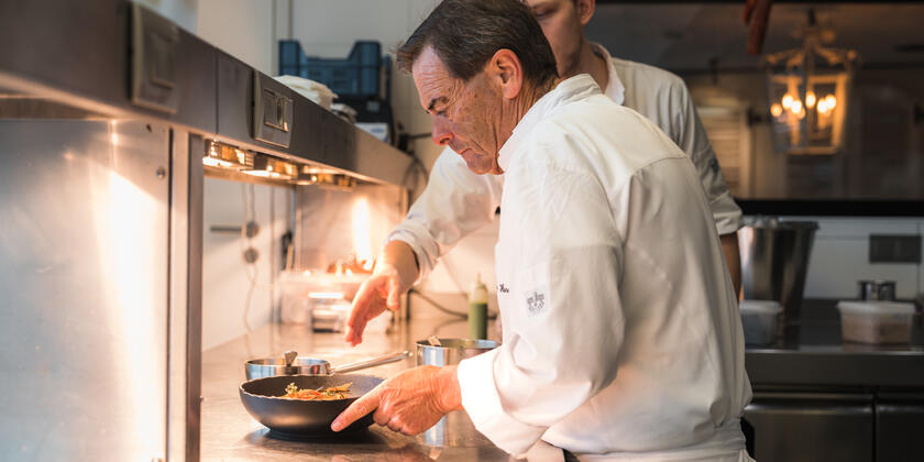 Chef in de keuken van restaurant Horseele