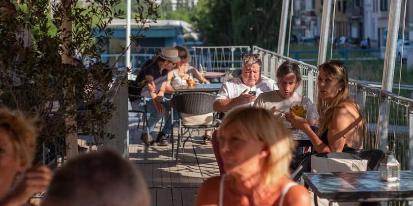 Menschen, die auf der Terrasse genießen