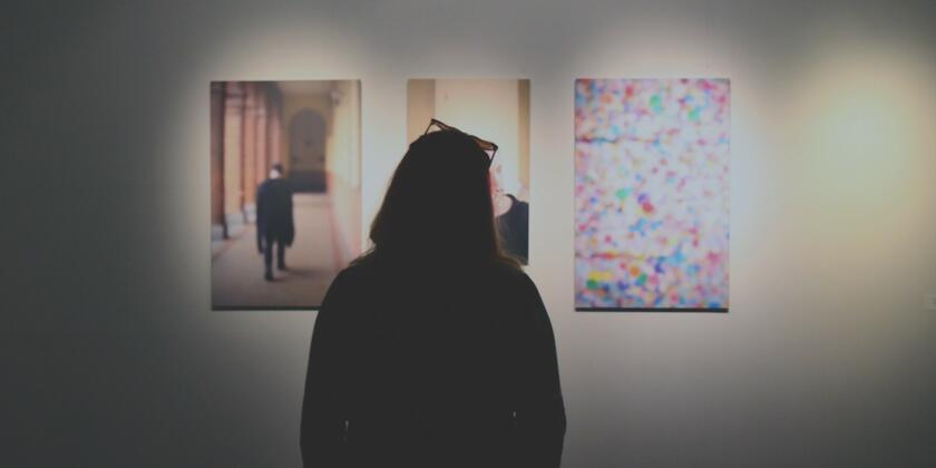 Une femme regarde les œuvres à l'expo