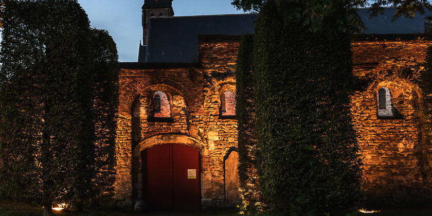 Mooi verlichte ruïne van de Sint-Baafsabdij in Gent bij valavond