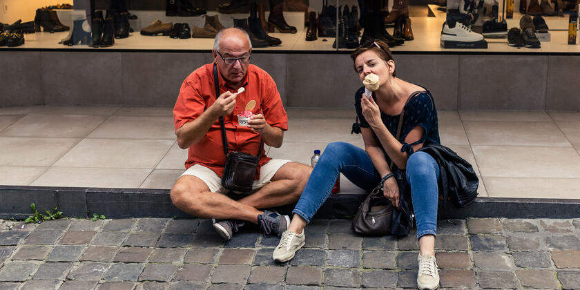 Mensen die een ijsje eten
