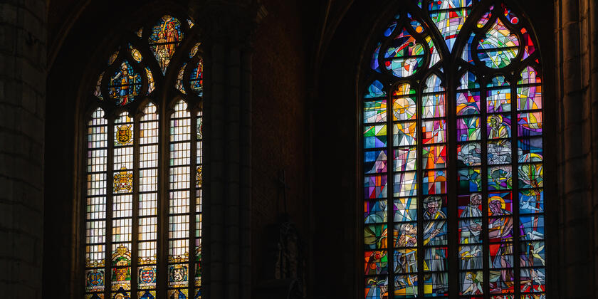Bunte Glasfenster der St.-Bavo-Kathedrale in Gent