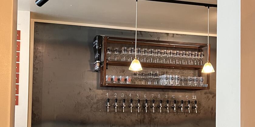 Le bar avec les verres à bière et les robinets