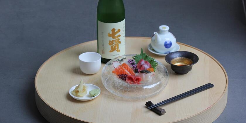 Plato con plato japonés y sake
