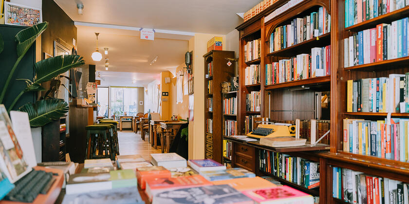 Etagères et table avec des livres