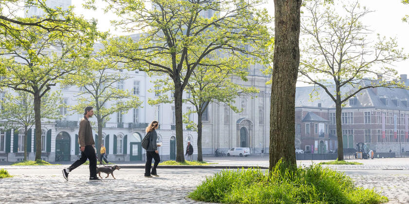 Mensen tijdens de ochtend op wandel langs het Sint-Pietersplein