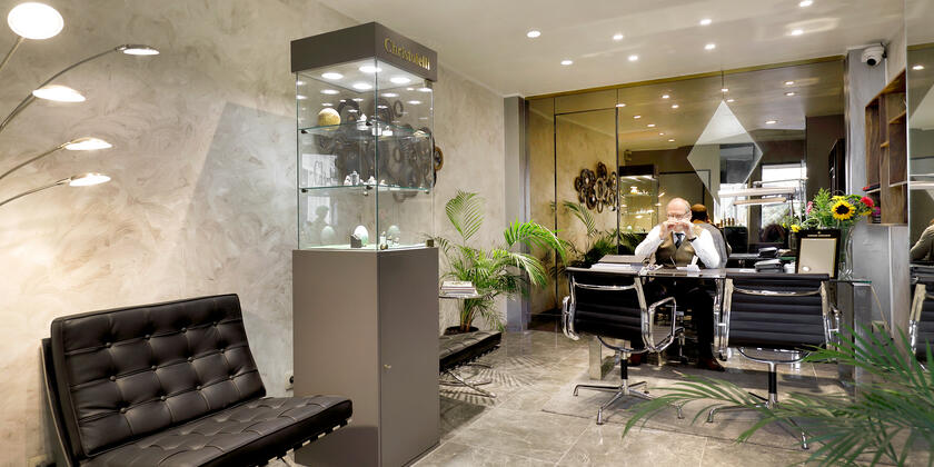 Interieur. Juwelier Christophe zit aan de bureau om klanten te ontvangen. 