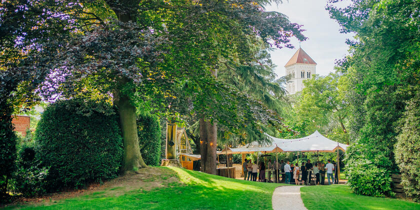 Zonnige feesttuin