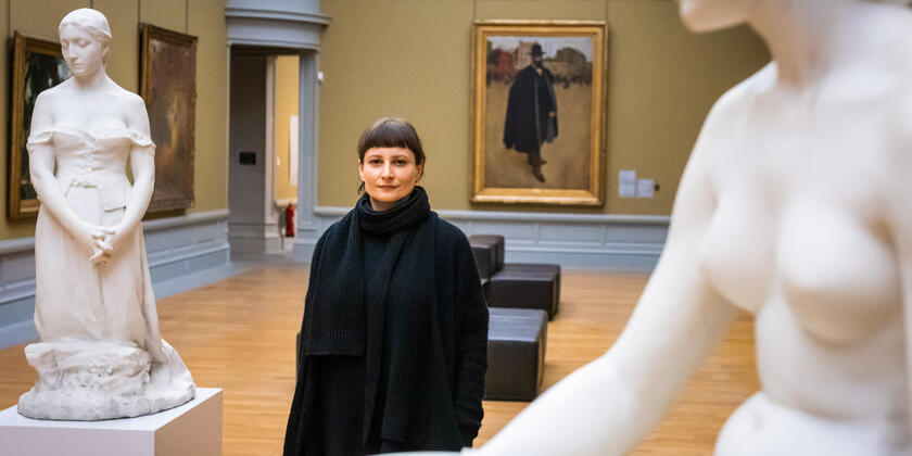 Kathleen Froyen in een zaal van haar werkplek, het Gentse Museum voor Schone Kunsten