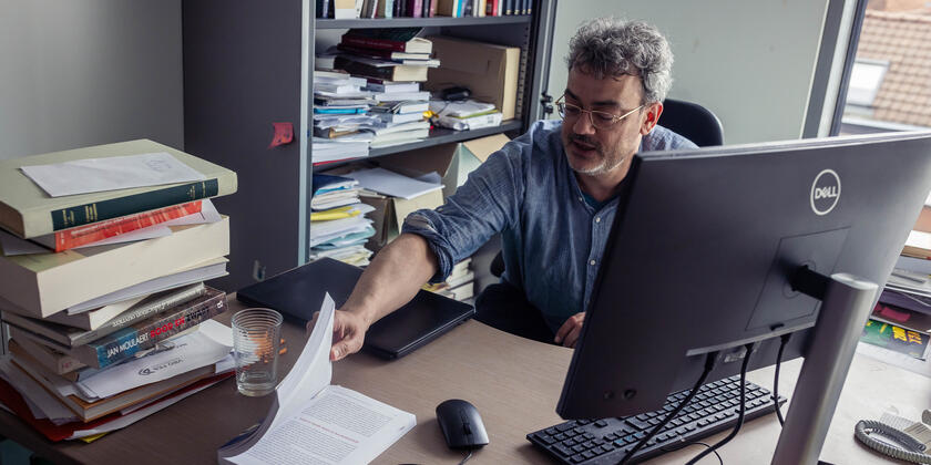 Le professeur Jan Dumolyn présente un livre dans son bureau à l'Université de Gand