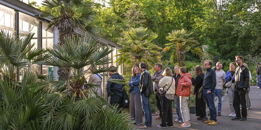 Mensen aan het aanschuiven voor een optreden in de Plantentuin in Gent