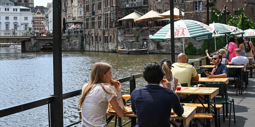 Mensen op het terras van een zomerbar