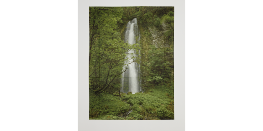 Une cascade dans un paysage verdoyant