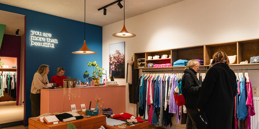 Dames aan het winkelen in een shop in Gent.