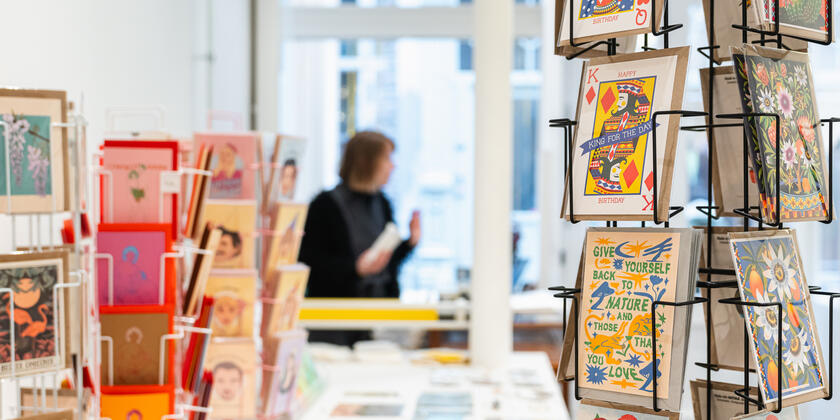 Postkaarten in een winkel