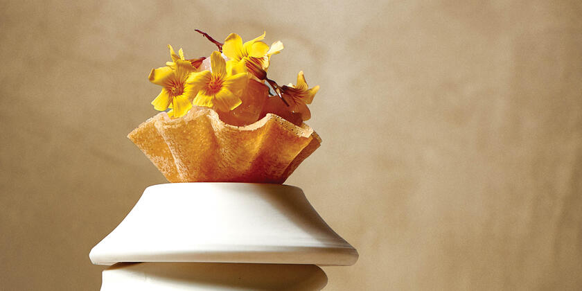 Kleurrijk gerecht op stapel borden