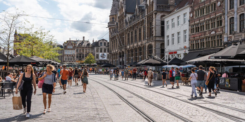 Mensen met shoppingtassen op de Korenmarkt