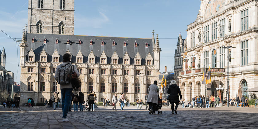 Mensen aan het wandelen op het Sint-Baafsplein